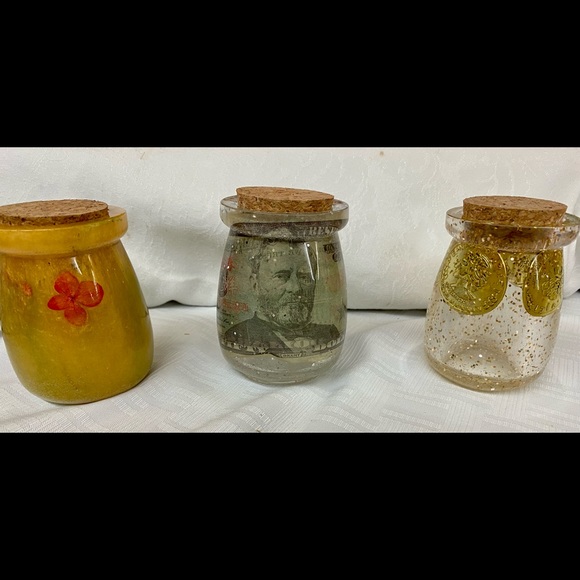 Small jars made a resin with cork tops - Picture 1 of 1